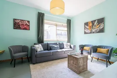 Image de 3 Colorful Bright Flats w/Balcony by HostWise