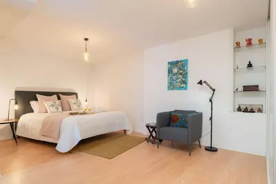 Image de Artistic Escape with Modern Comfort by HostWise