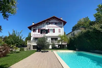 Image de Élégante demeure basque à Bayonne, 5 chambres, jardin arboré et piscine chauffée