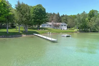 Image de Newly Listed Leelanau Lakehouse