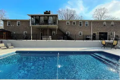 Image de Luxury 6, 000+ sq ft Hideaway with Heated Pool, Spa, & Sauna - near Greenville