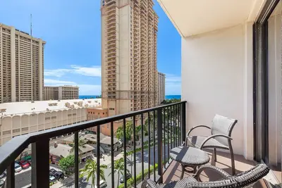 Image de Palms at Waikiki: Remodeled Studio Suite - 702