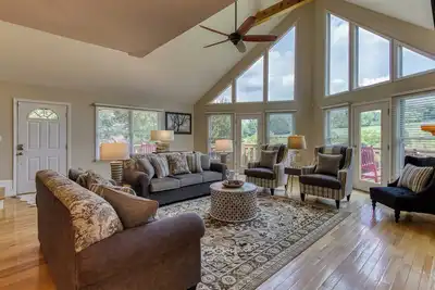 Image de Stunning views, hot tub, game room, fire pit, and prime location! Pet Friendly