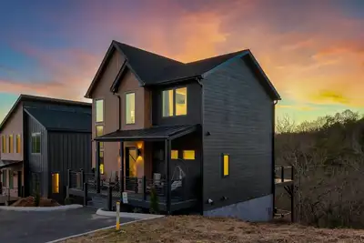 Image de Location! New Indoor Pool Cabin! Sunset Mnt View! Hot tub, Games, Bunk Room!