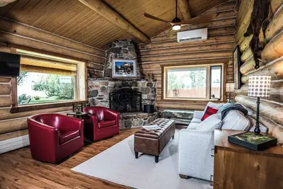 Image de Log Cabin on the North Shore of Ennis Lake. Dramatic Views of the Madison Range