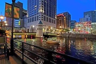 Image de Cozy 2-bedroom condo in charming Milwaukee with fitness room, WiFi