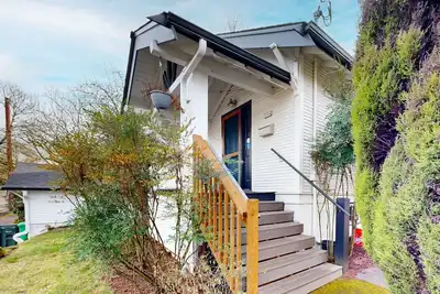 Image de Charming home with patio, WiFi, streaming, walk to restaurants, dog-friendly