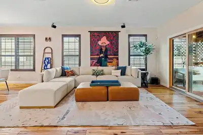 Image de Ran · Artist Retreat in North Austin | Endless Amenities