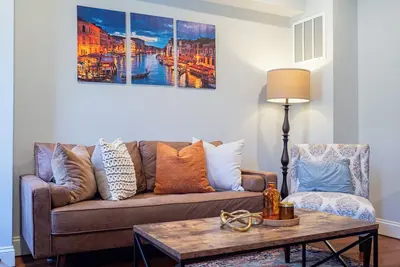 Image de Charming Townhome in Vibrant Little Italy: Your Perfect Baltimore Getaway!