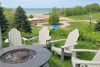 Image de Spacious 5-bedroom house with room for 3 families & pups, in charming Ashtabula