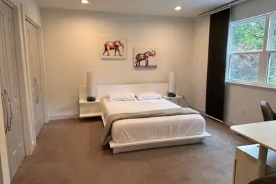 Image de Tranquil Retreat w\/ Modern Flair