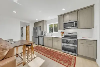 Modern 2br\/2ba Close to Downtown