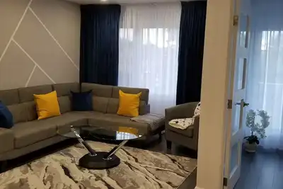 Image de Jolie appartement ensoleille avec entre privé a  5 minutes du métro