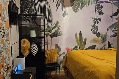 Image de Chic Floral: Luxe 2br Escape