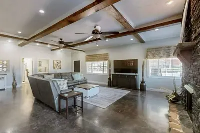 Image de Lakeside Barndominium in Charming Buchanan