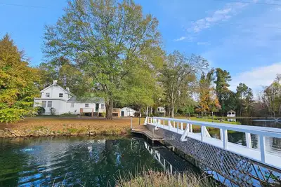 Image de Charming 4-bedroom historic estate with beautiful pond views in Sanford