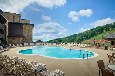 Image de Champion Hotel | Slopeside Stay + Pool & Spa