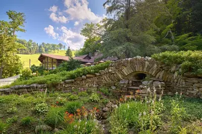 Image de Slopeside Comfort | Queen Lodge Room in Chamption