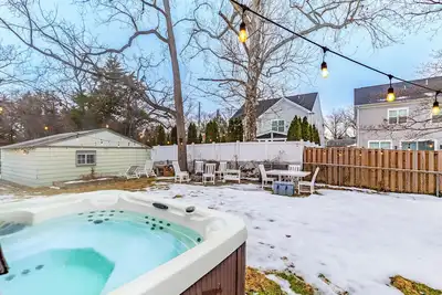 Image de Chic Stay With Jacuzzi, Firepit, Board Games in Central Ballston/Dc area