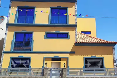 Image de Quartos com Ac, tv, casa de banho privativa, WiFi, Praia de mar nas proximidades.