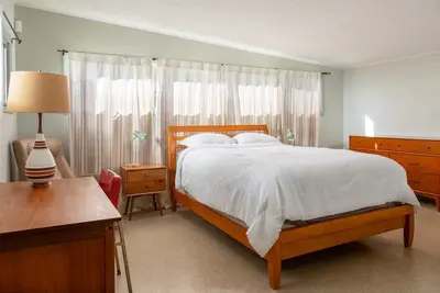 Image de Cozy Charm: Discover This 2-Bedroom Estate in Bloomington with Modern Comforts