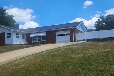 Image de 3 Br house in Punxsutawney. 1 mile from Gobblers knob, one mile from downtown
