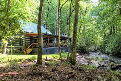 Image de Water's Edge-Pet Friendly 3 Bedroom, Luxury Log Cabin Rental, Perfect for Families, Outdoor Entertaining, Hot Tub, Fireplace, 30 Minutes to Great Smoky Mountains-Nantahala Nc