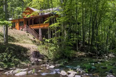 Image de River Lodge-Pet Friendly, Luxury Log Cabin Rental, 3 Bedrooms, 5 Fireplaces, Hot Tub, 2 Decks with Outdoor Entertaining Areas on Creek in Western Nc