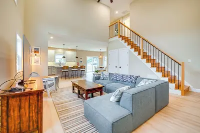 Image de Steps to Sand: Villas Beach House w/ Decks!