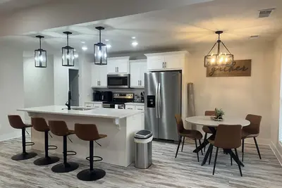 Image de Serenity Lounge\nNEW-Fresh-Modern House \nWith TVs in All rooms