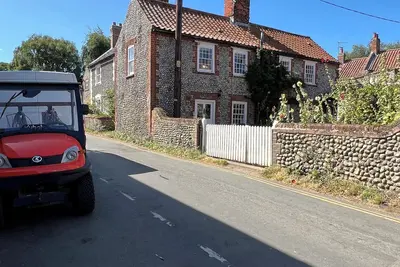 Image de 2 bed “Pimpernel Cottage” Blakeney, stones-throw to Quay, pub, courtyard 2w/b dogs