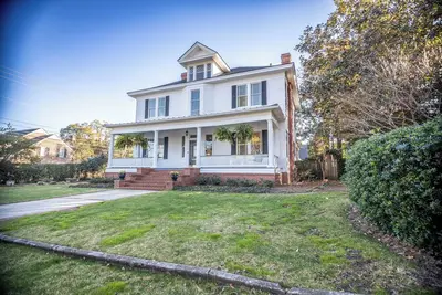 Image de Augusta's Gem - Player quality host home with 1 bed 1 bath detached cottage.