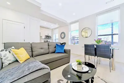 Image de Enjoy at this centrally located apartment on James St. S. Newly reno'd 2-Br apt!