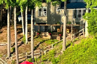 Image de Charming lakefront family Cottage w/ hot tub and fire pit!