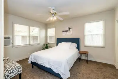 Image de Cozy & Stylish 2bd/1bth - Great for Long-term Stay