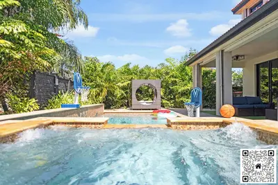 Image de Luxury Glow Villa - 4k Cinema, Heated Pool & Spa, Game Room - Sleeps 12