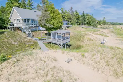 Image de Michibay Getaway: Dog friendly, Your Summer Beachfront Getaway Just listed!