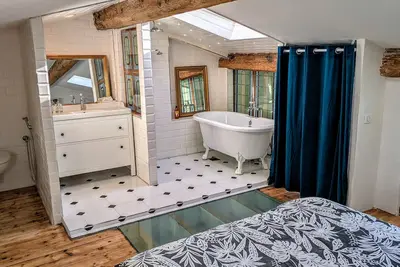 Image de Maison Bordelaise Typique 1850 – Spacieuse, équipée, proche Bordeaux, avec salle de sport et billard