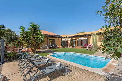 Image de Vacances à 'El Refugio' : vue montagne, piscine privée et Wi-Fi