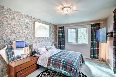 Image de Spacious Backyard by Charming Eclectic Home