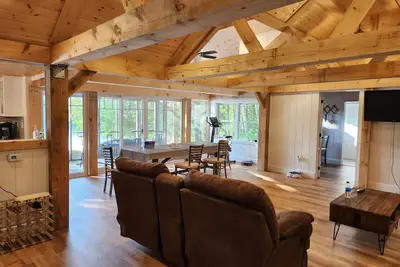 Image de 4 Bedroom, 2 Bath Lakefront new renovated cottage in Muskoka