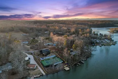 Image de Luxe Private Lakefront-Heated Swimspa, Pickleball/Basketball, Kayaks, Greenville