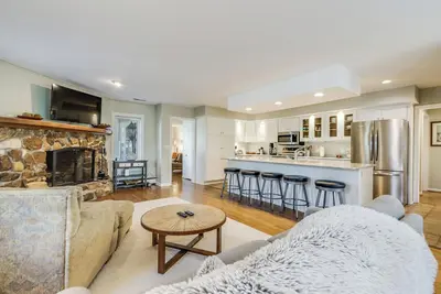 Image de Large Pet Friendly Home with Fenced-in-Backyard. Close to the Beach!