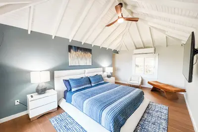 Charming 2bd/2ba Cottage Overlooking Man O' War Harbor, A/C and WiFi