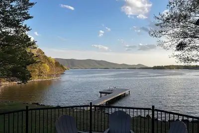 Image de Lakefront escape with firepit and dock