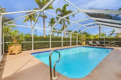 Image de Bokeelia Oasis! Heated Pool, Sleeps 12!