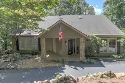 Serene & Scenic: Cozy Mountain Home with Unforgettable Views in Big Canoe