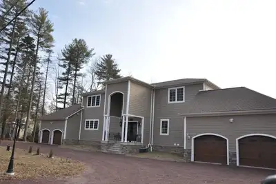Image de Frontlake Luxury Pocono Mansion