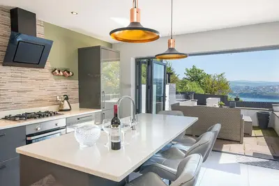 Image de Silver Stream, Holiday Property Goodwick, nr. Fishguard, Sleeps 8, 4 bedrooms, bathrooms