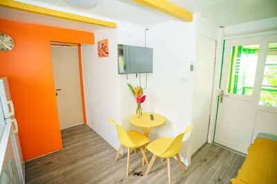 Image de Bungalow idéal pour les familles en face de la piscine collective